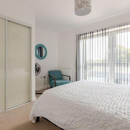 Stylish Station Apartment In Rochester With Free Parking Wainscot Exterior photo
