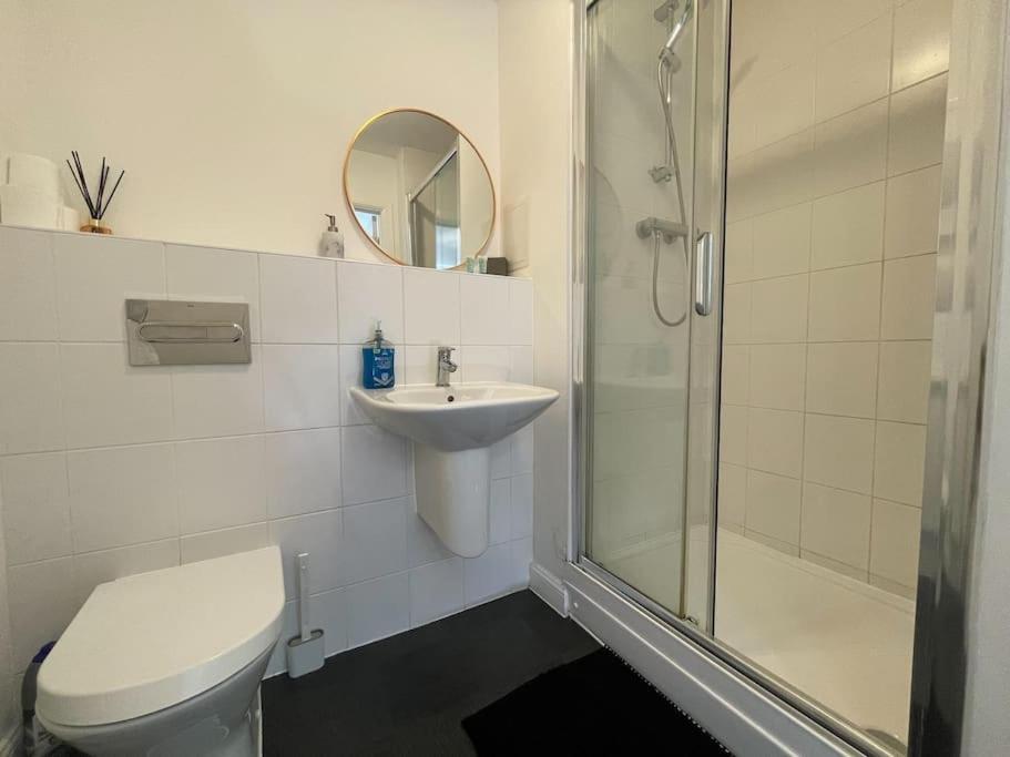 Stylish Station Apartment In Rochester With Free Parking Wainscot Exterior photo