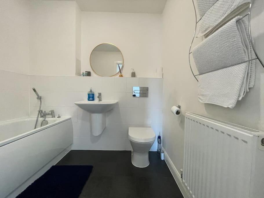 Stylish Station Apartment In Rochester With Free Parking Wainscot Exterior photo