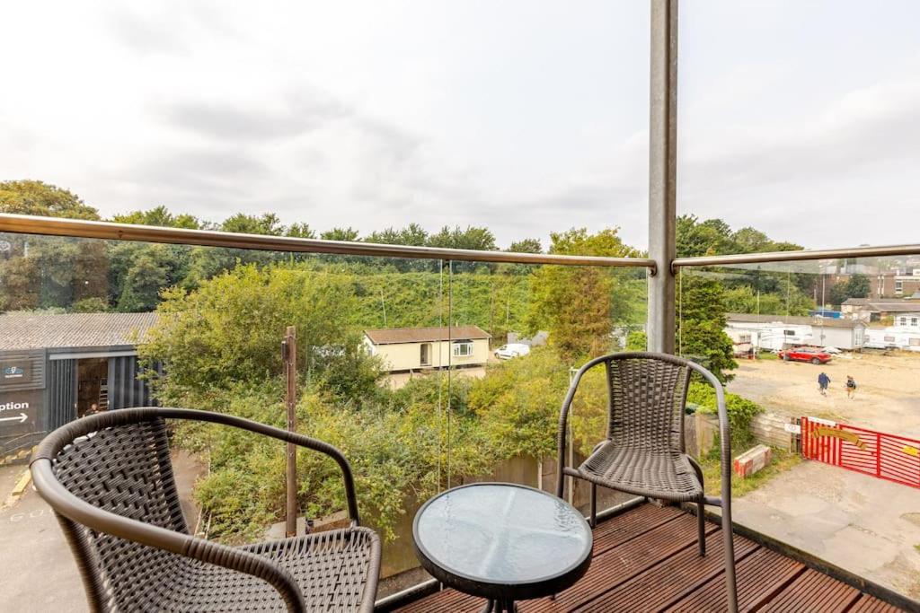 Stylish Station Apartment In Rochester With Free Parking Wainscot Exterior photo